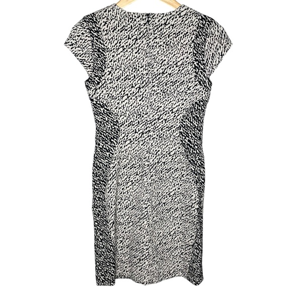Diane Von Furstenberg dress short sleeve animal print black white women’s size 2 - Picture 3 of 11